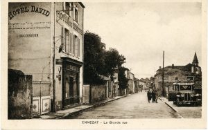 Grand rue avec autocar 064