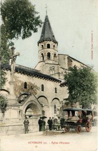 Voiture avec touristes devant l'église d'Ennezat_1904 039